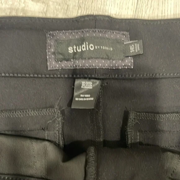 Black Capris with Tailored Fit and Smooth Fabric - Picture 3 of 4